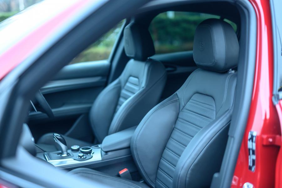 Интерьер Alfa Romeo Stelvio (949) 2018 года  (JP) (фото 24 из 32)